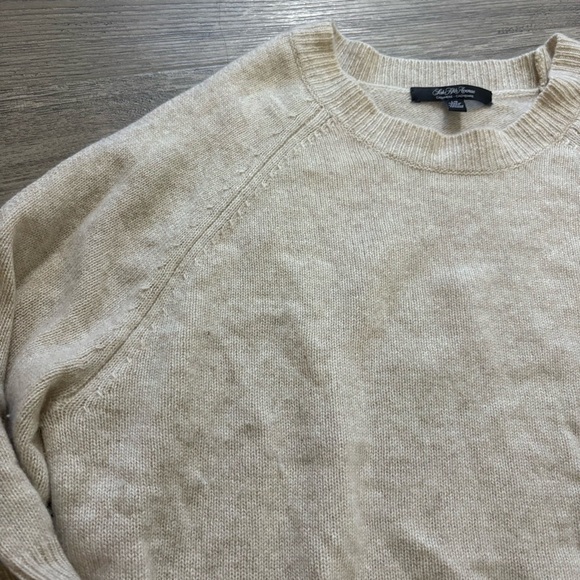 Saks Fifth Avenue 100% Cashmere Sweater Cold Shoulder Cream Beige Pullover Sz L - Picture 10 of 13